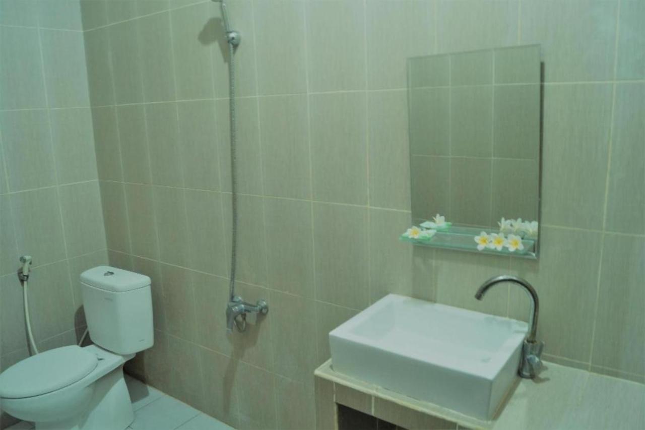 Oyo Flagship 91237 Ratu Guest House Kedunganan Exterior foto